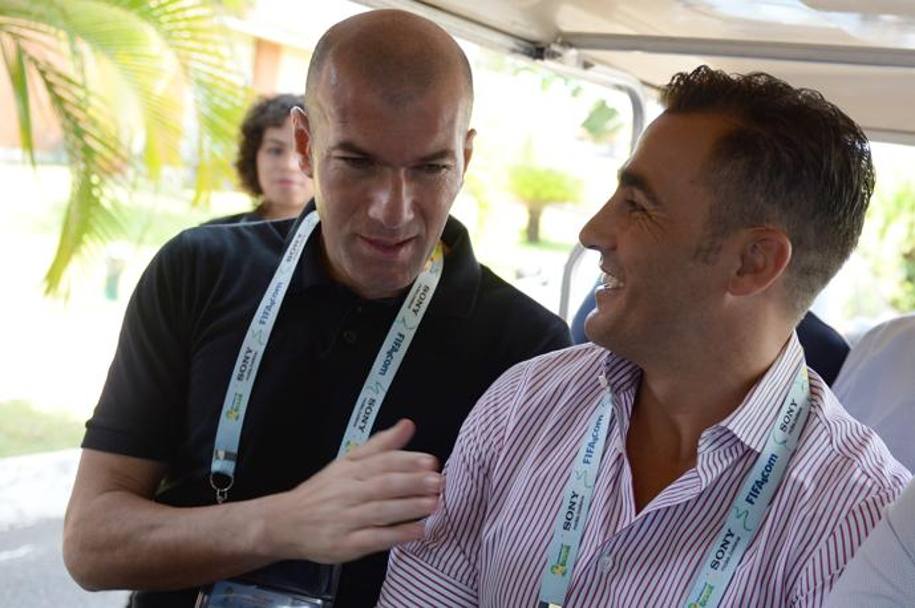 Domani si conosceranno gli 8 gironi del Mondiale brasiliano, e a Costa Do Sauipe stanno arrivando molte stelle del passato. Nella foto Zinedine Zidane, 41 anni, assieme a Fabio Cannavaro, 40